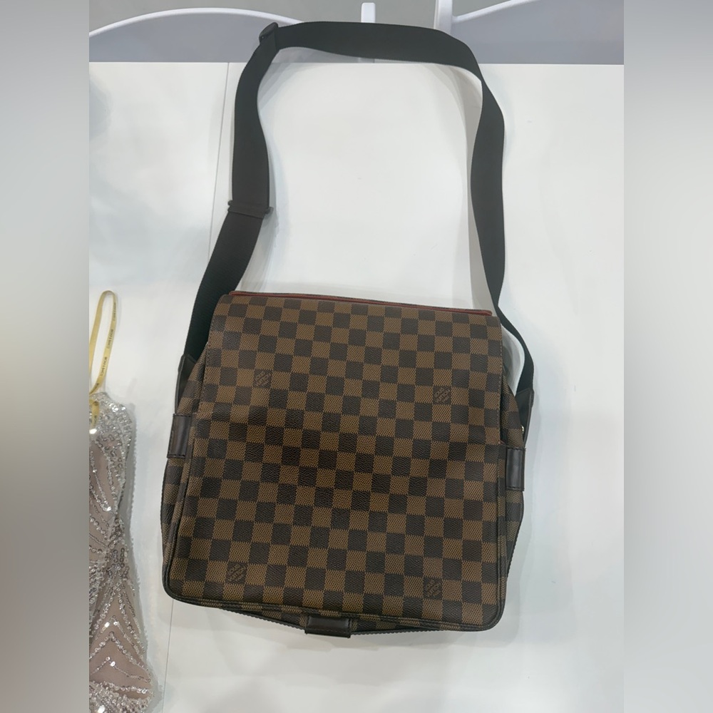 AUTHENTIC LOUIS VUITTON
Damier Ebene Daniel GM Messenger Bag - Picture 2 of 11